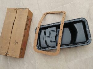 Toyota 12R Chamber Oil Pan with Oil Seal (12101-39025) RT40 RN20 RN25