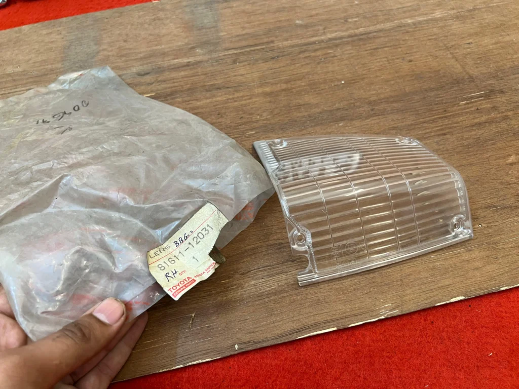 Corolla 1982 - 1983 JDM Front-Right Corner Lens3