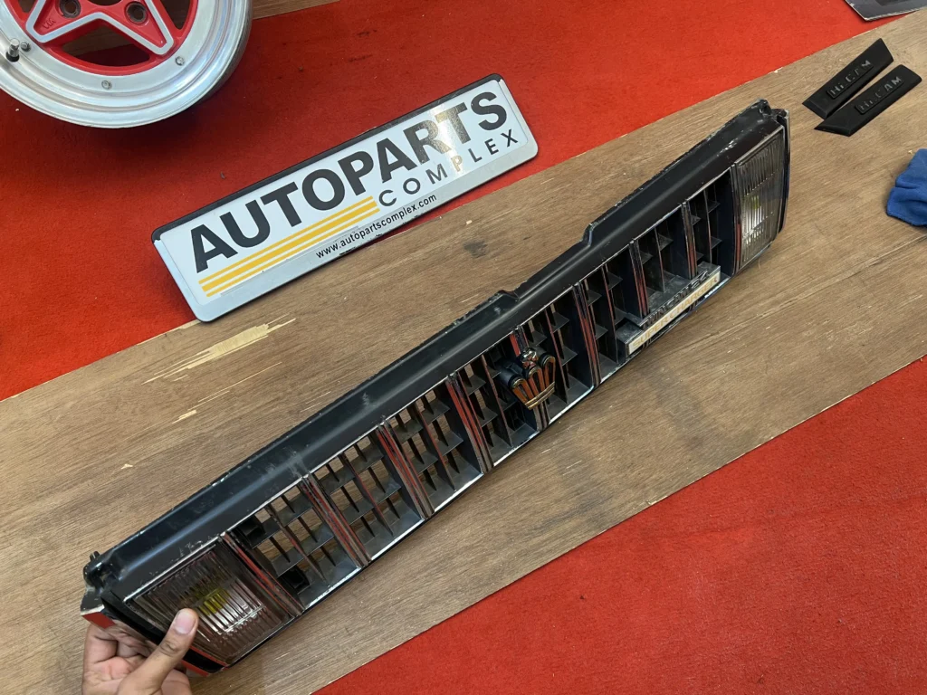 Crown 1983 - 1987 hardtop grille gs121 ms123 ms125 (10)