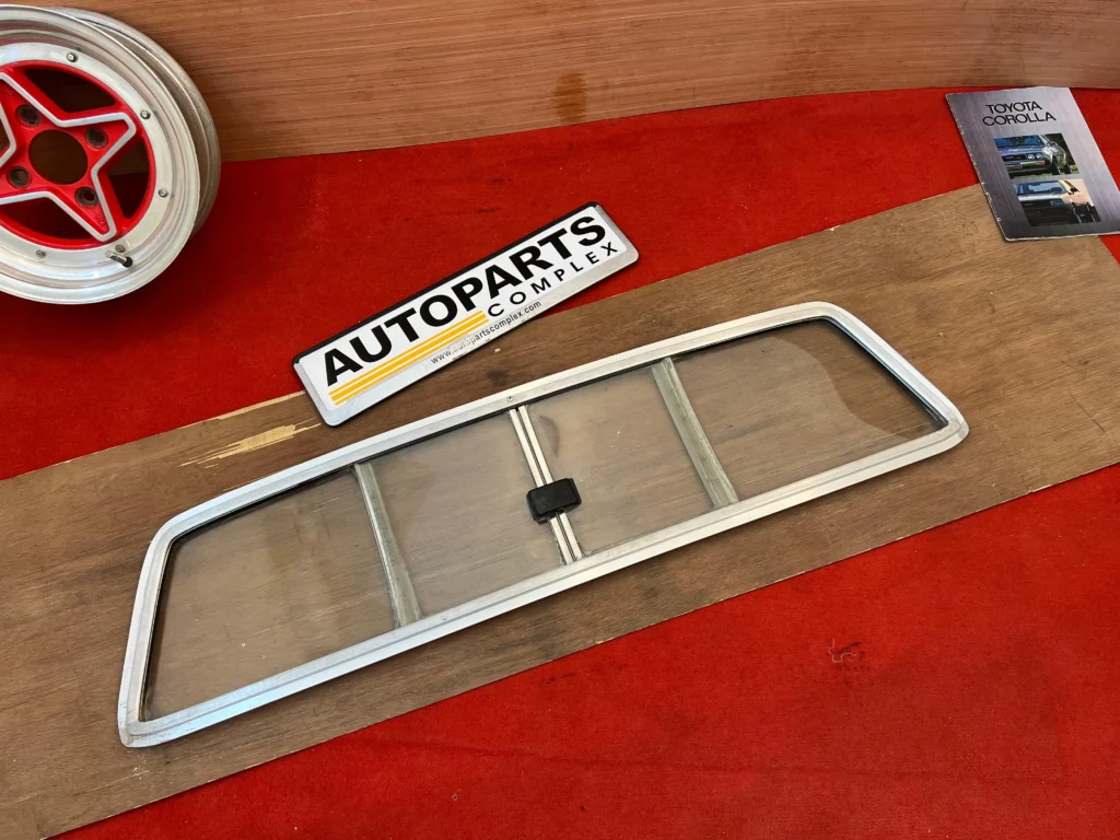 Hilux 1979 - 1983 rear sliding window windshield (1)