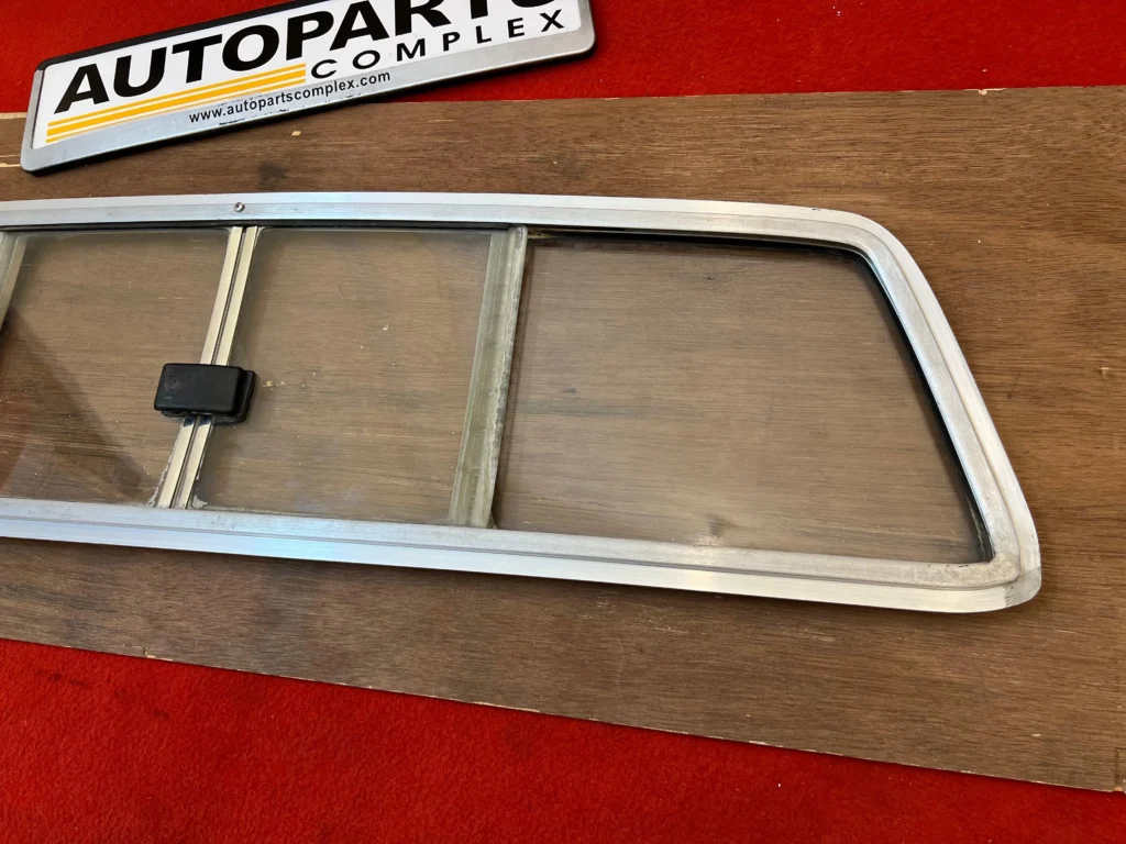 Hilux 1979 - 1983 rear sliding window windshield (2)