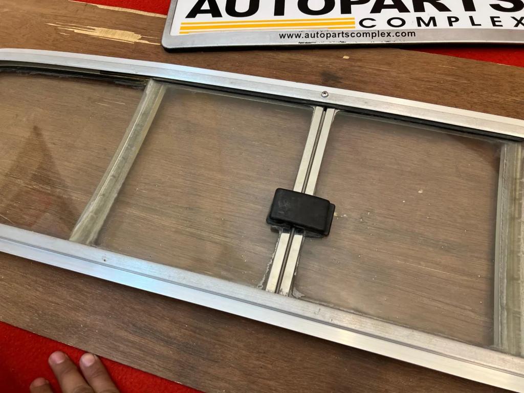 Hilux 1979 - 1983 rear sliding window windshield (5)