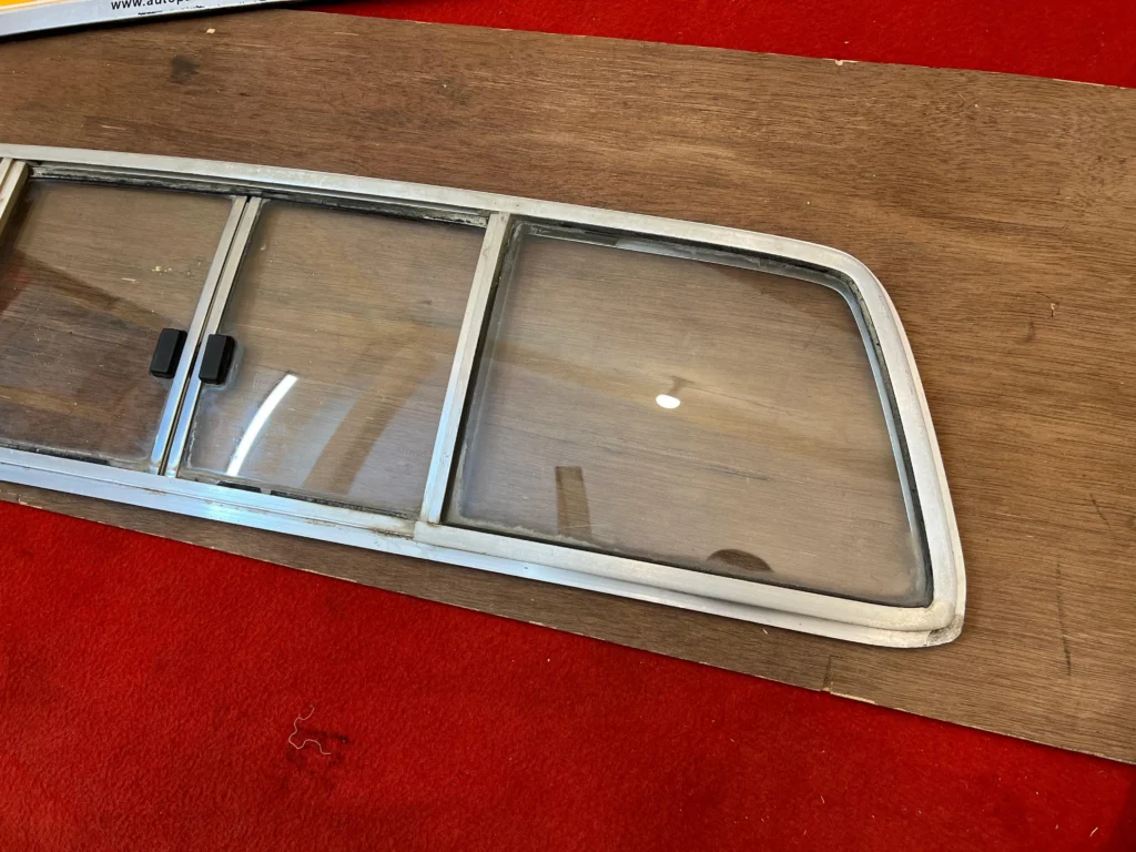 Hilux 1979 - 1983 rear sliding window windshield (7)