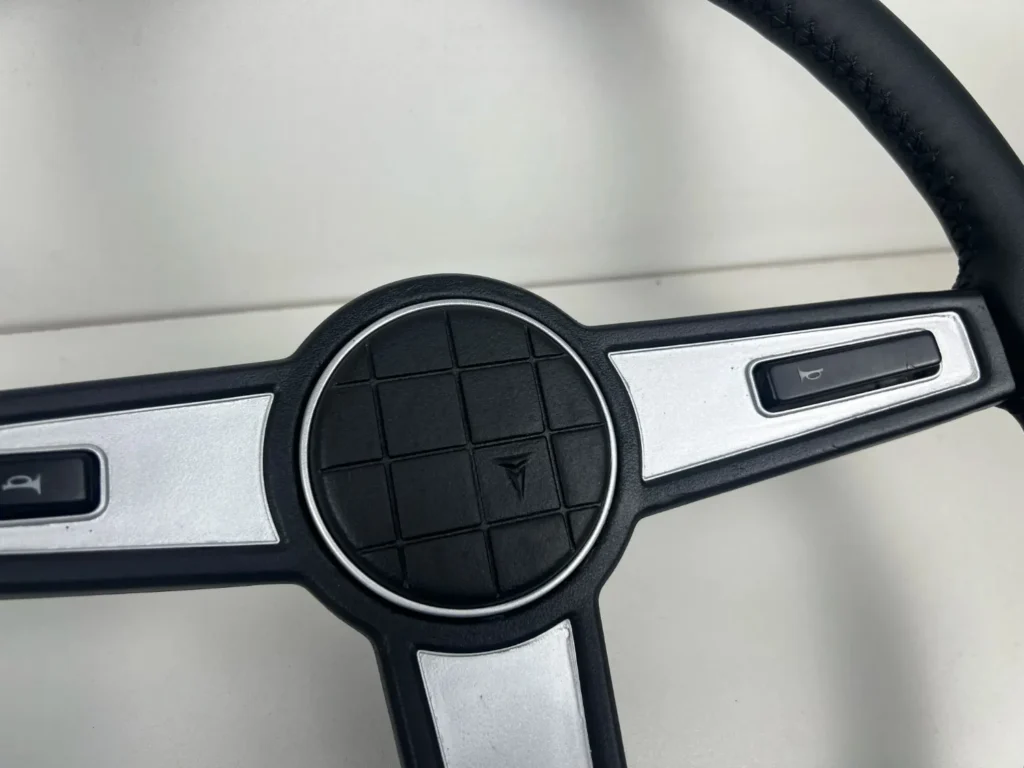 Hilux Pickup 1979 - 1983 3 spokes steering wheel leather stitched (9)