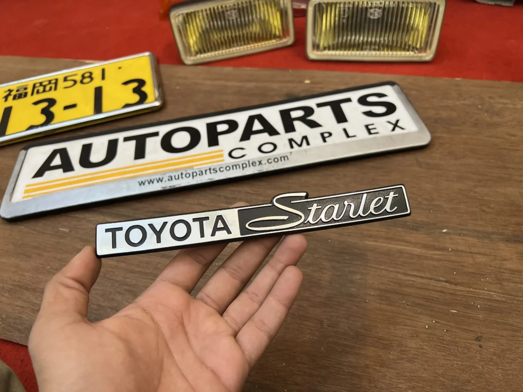 Starlet kp60 kp61 trunk lid badge (2)