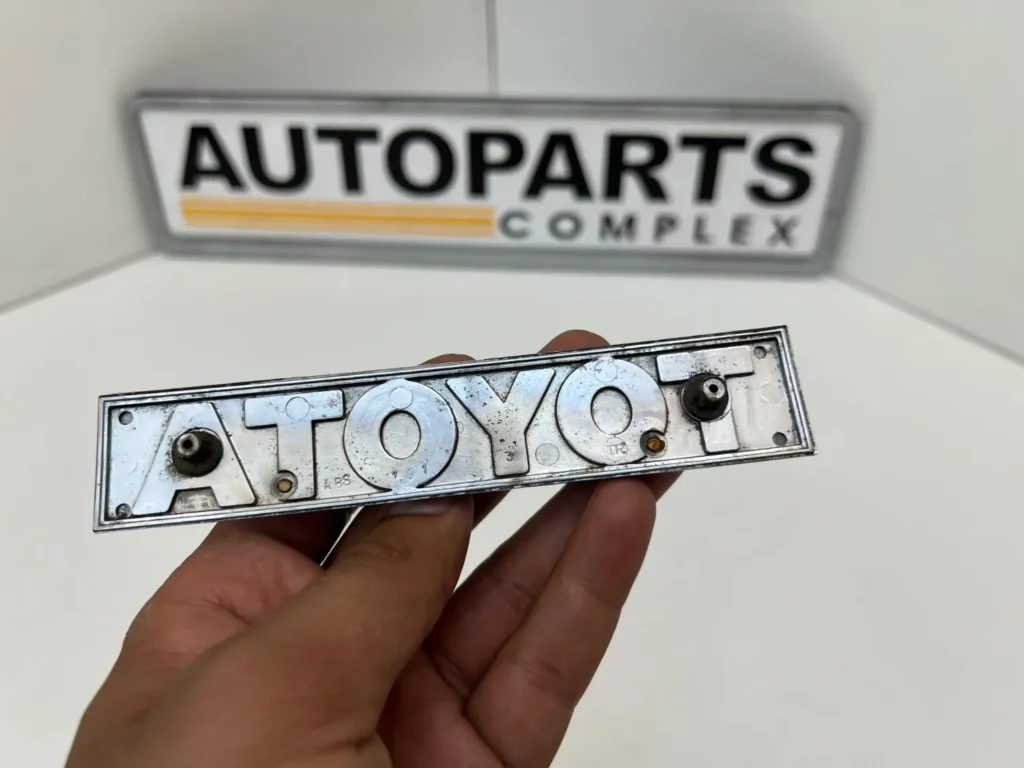 Toyota corolla ke70 te72 trunk lid Toyota badge (1)