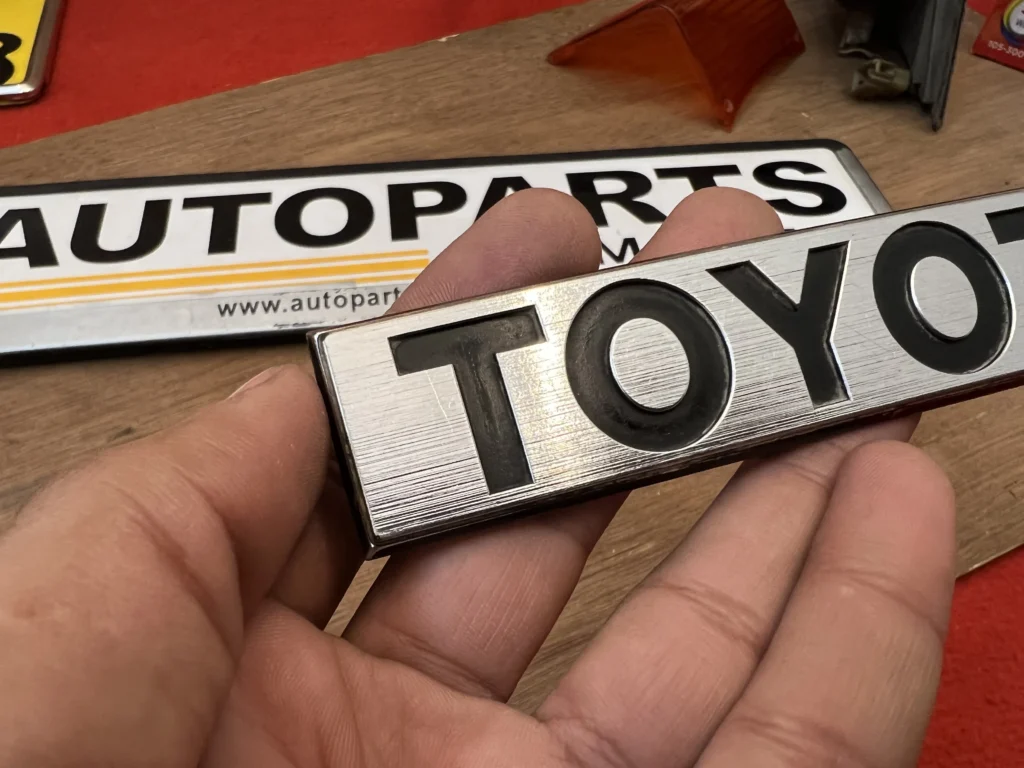 Toyota corolla ke70 te72 trunk lid Toyota badge (3)