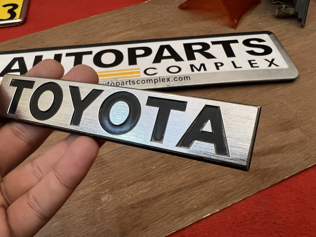 Toyota corolla ke70 te72 trunk lid Toyota badge (4)