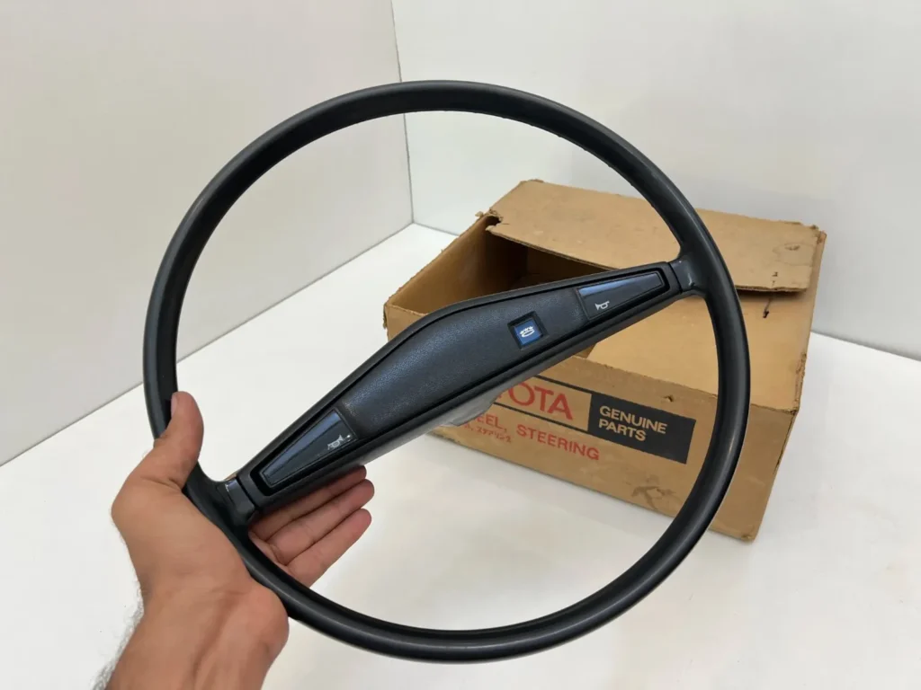 Corolla 1971 - 1974 ke20 ke26 Te21 te28 Deluxe steering wheel (1)