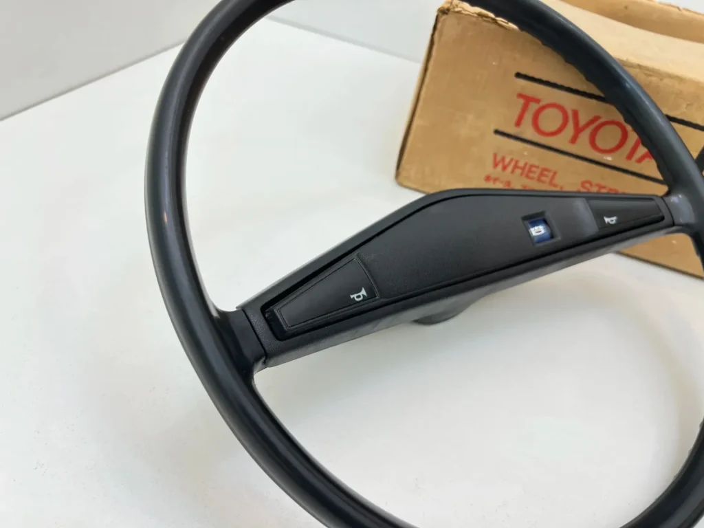 Corolla 1971 - 1974 ke20 ke26 Te21 te28 Deluxe steering wheel (3)