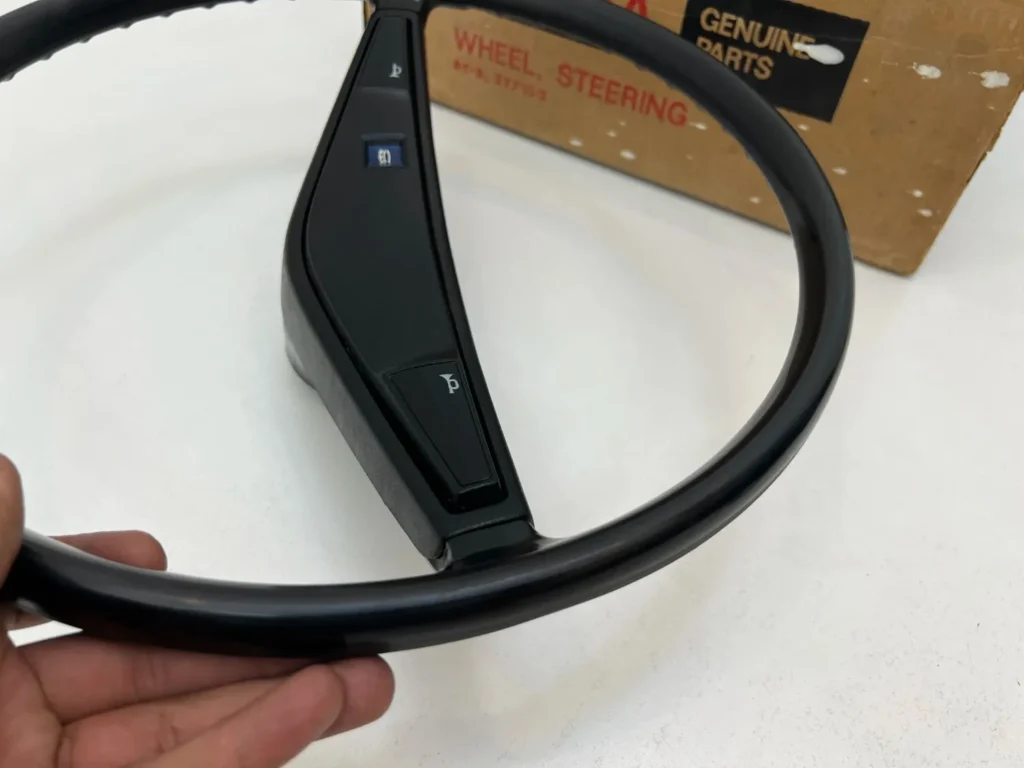 Corolla 1971 - 1974 ke20 ke26 Te21 te28 Deluxe steering wheel (6)