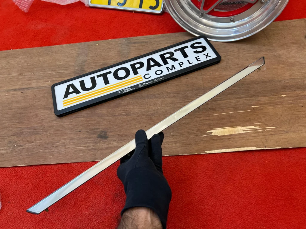 Corolla 1980 1981 GT rear center chrome garnish trim4