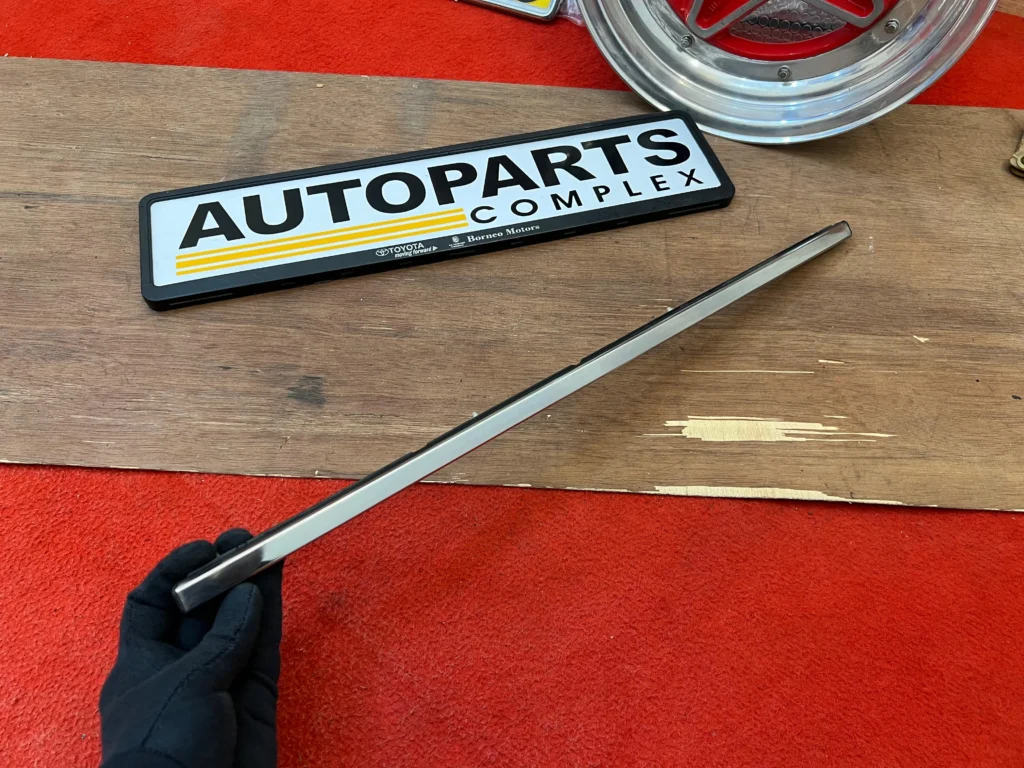 Corolla 1980 1981 GT rear center chrome garnish trim5