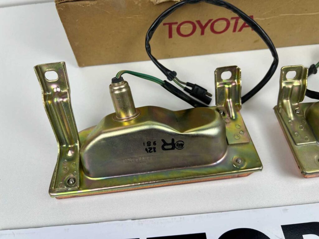 Corona RT40 1968 1969 front bumper indicators pair NOS OEM (8)