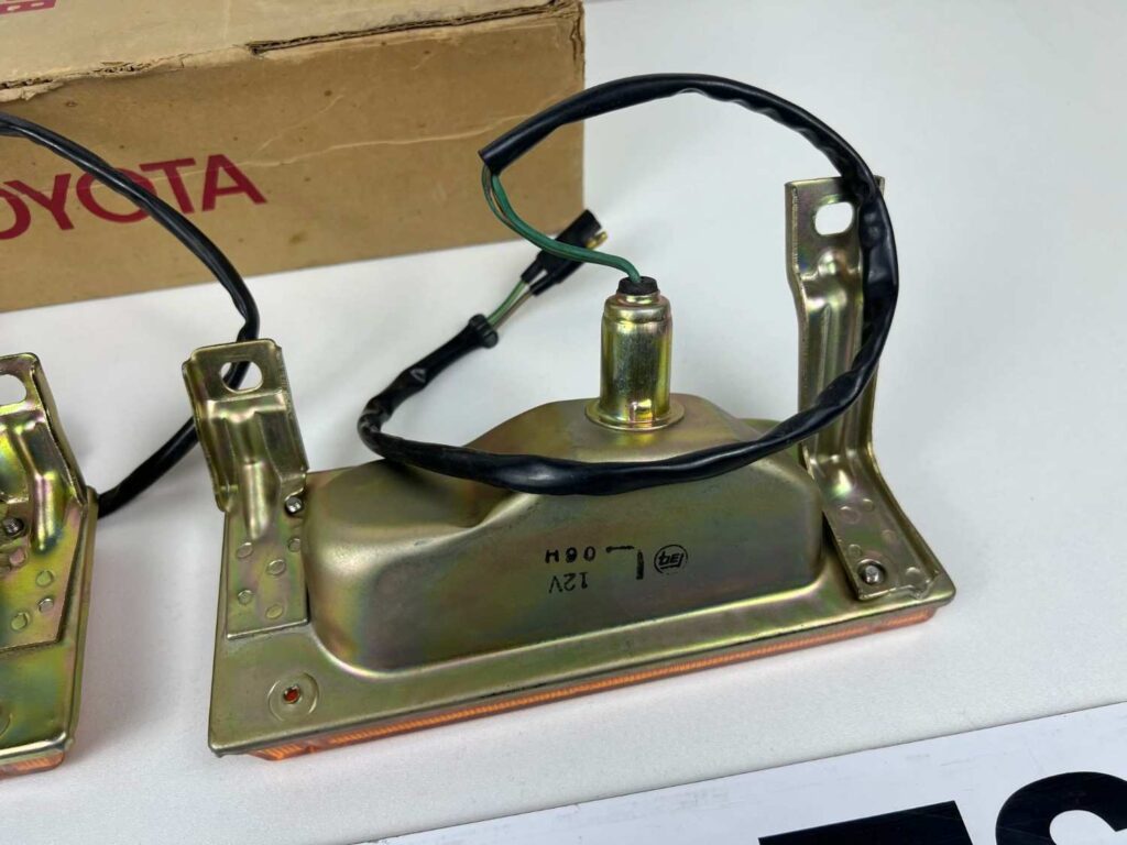Corona RT40 1968 1969 front bumper indicators pair NOS OEM (9)