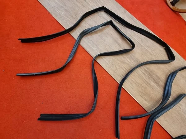 Corolla 1980-83 ke70 te72 4-door window glass run channels set 2
