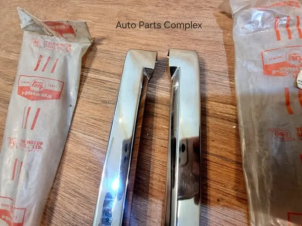 Crown 1975-79 Ms80 Ms85 rear windshield side chrome trims (L+R) 2