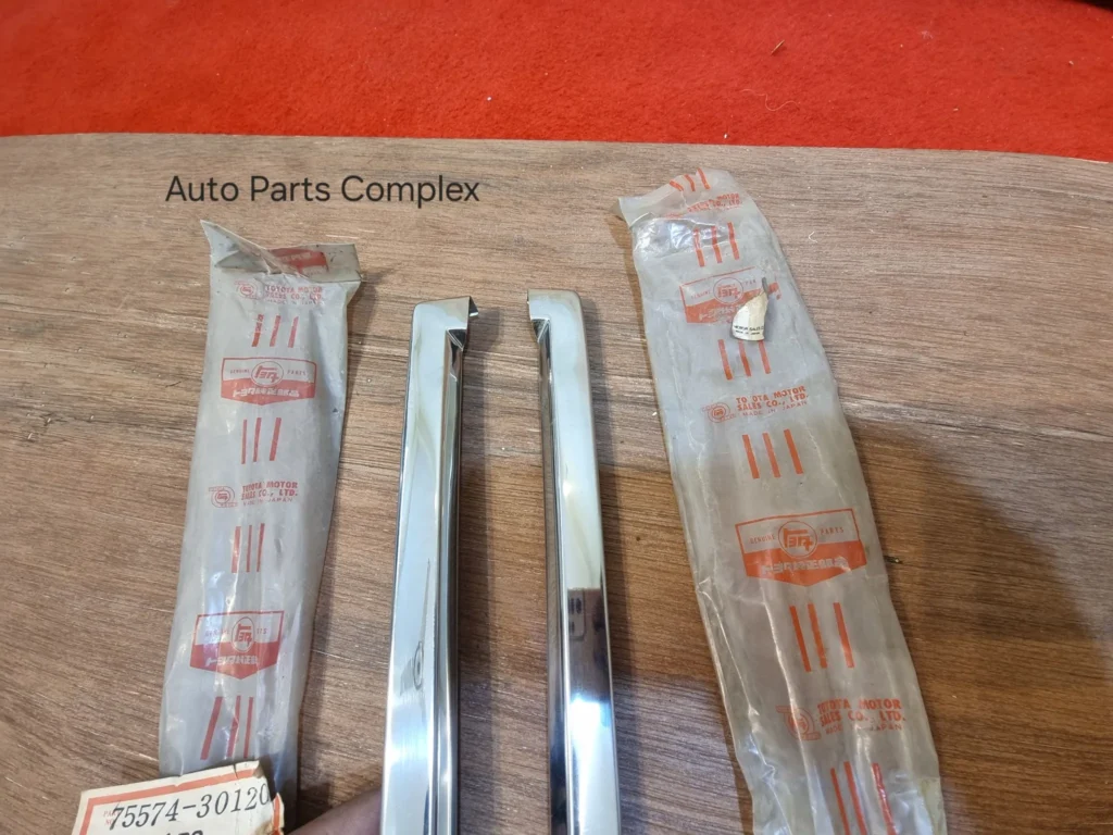 Crown 1975-79 Ms80 Ms85 rear windshield side chrome trims (L+R) 5