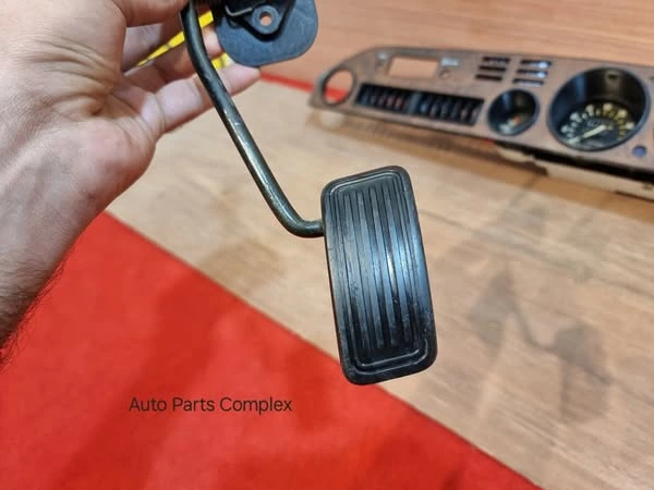 Ke70 Ae70 1980-83 corolla RHD accelerator pedal pad 2