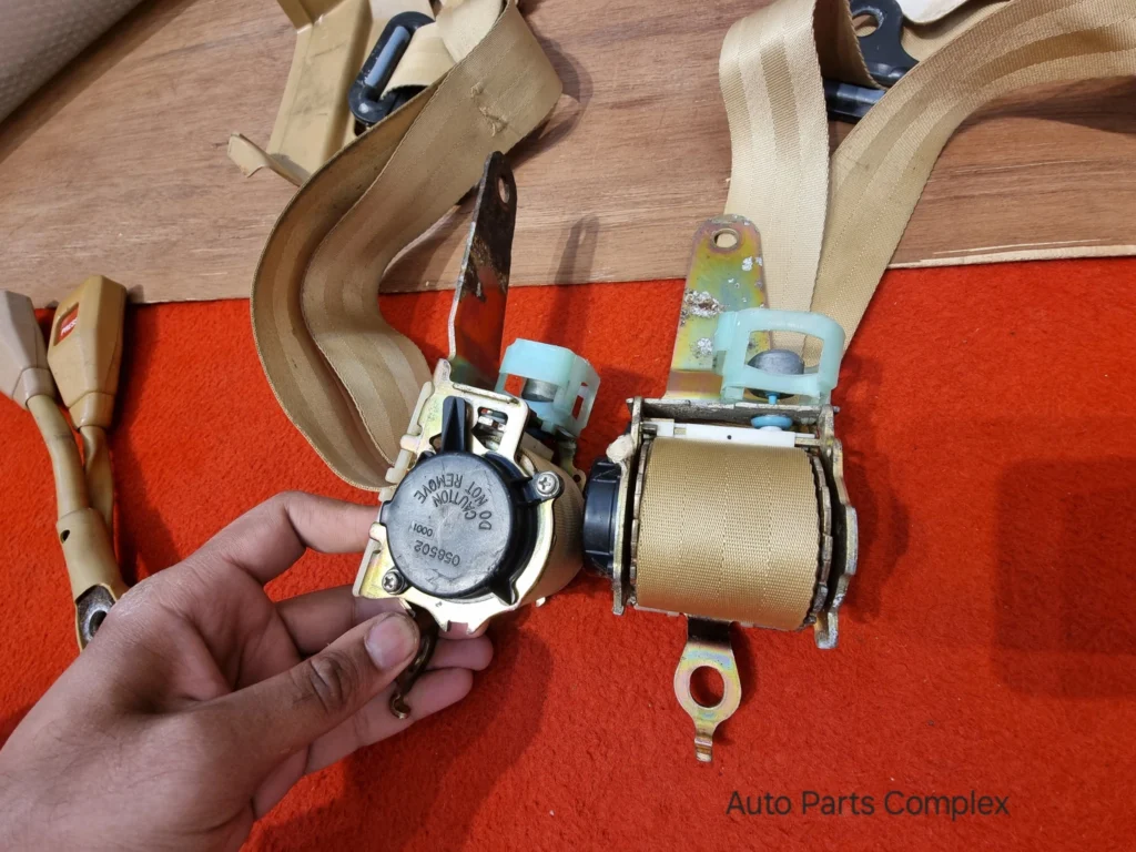 Corolla 1980-83 front sealt belts 4
