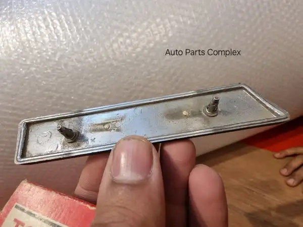 Toyota corolla 1971 - 1974 Ke2 Te2 trunk lid deluxe badge 3