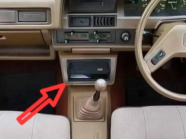 Corolla 1980 1981 stereo console brackets 2