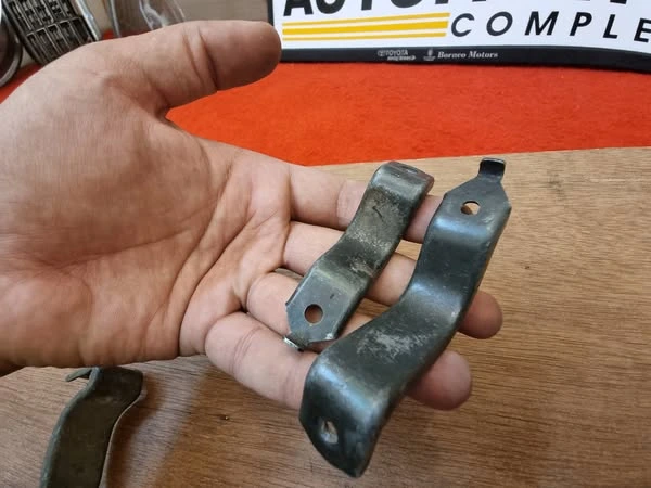 Corolla 1980 1981 stereo console brackets 4