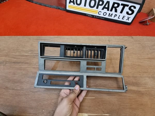 TOYOTA CROWN MS80 MS85 RHD Instrument Panel Radio Trim 1