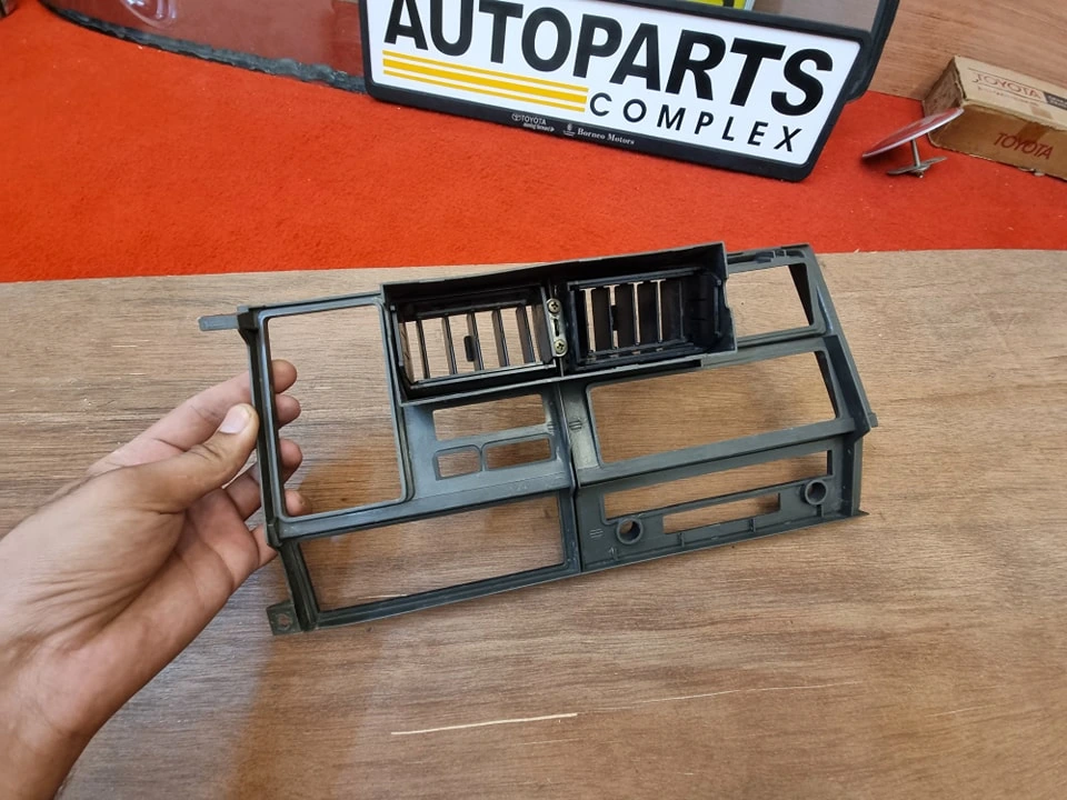 TOYOTA CROWN MS80 MS85 RHD Instrument Panel Radio Trim 5
