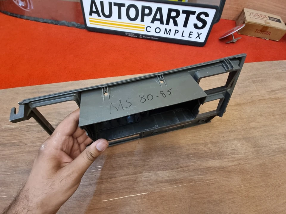 TOYOTA CROWN MS80 MS85 RHD Instrument Panel Radio Trim 6