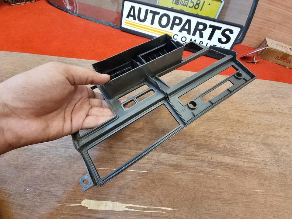 TOYOTA CROWN MS80 MS85 RHD Instrument Panel Radio Trim 7