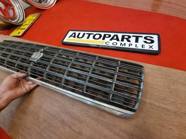 Toyota Crown 1987-1990 s130 radiator grille.2