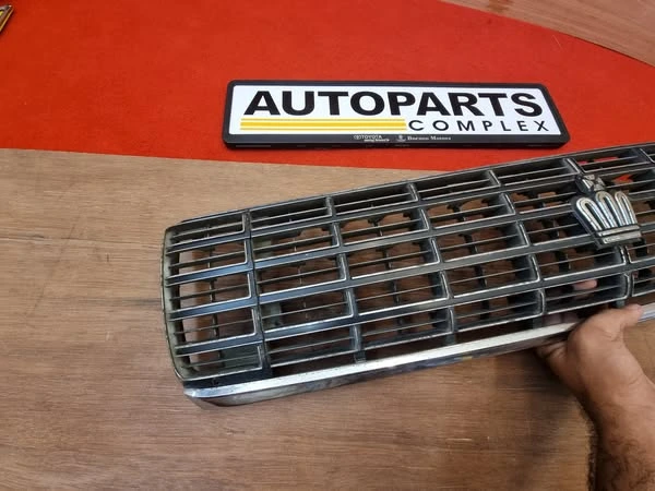 Toyota Crown 1987-1990 s130 radiator grille.3