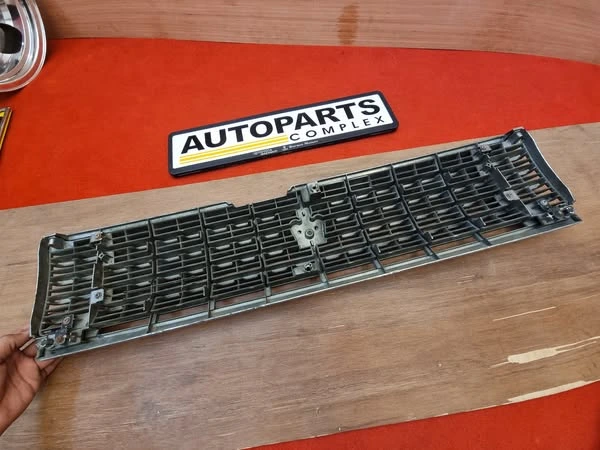 Toyota Crown 1987-1990 s130 radiator grille.4