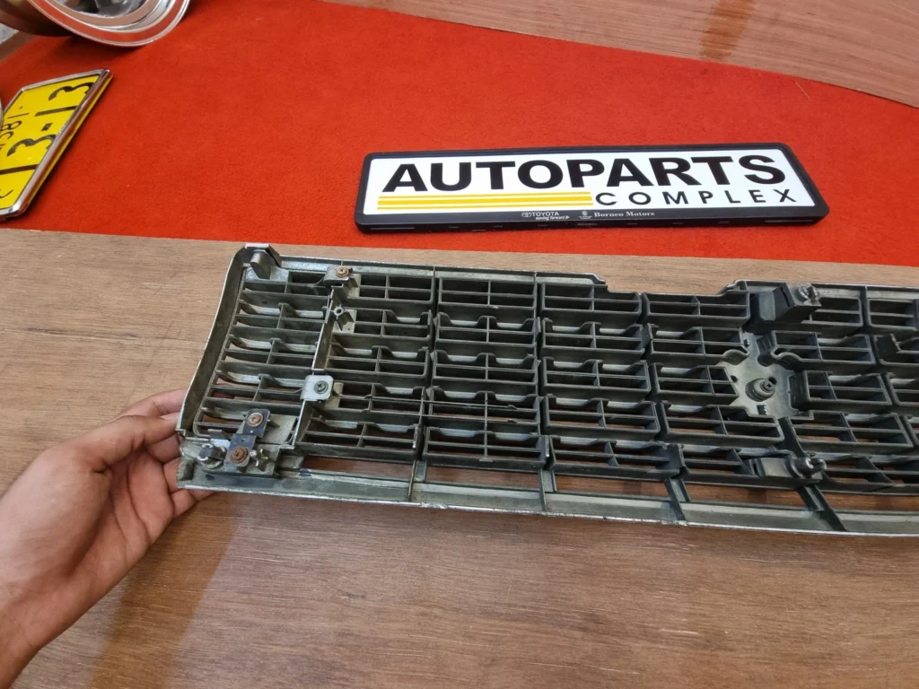 Toyota Crown 1987-1990 s130 radiator grille.7