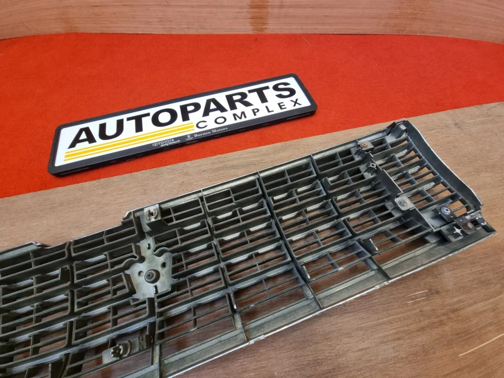 Toyota Crown 1987-1990 s130 radiator grille.8