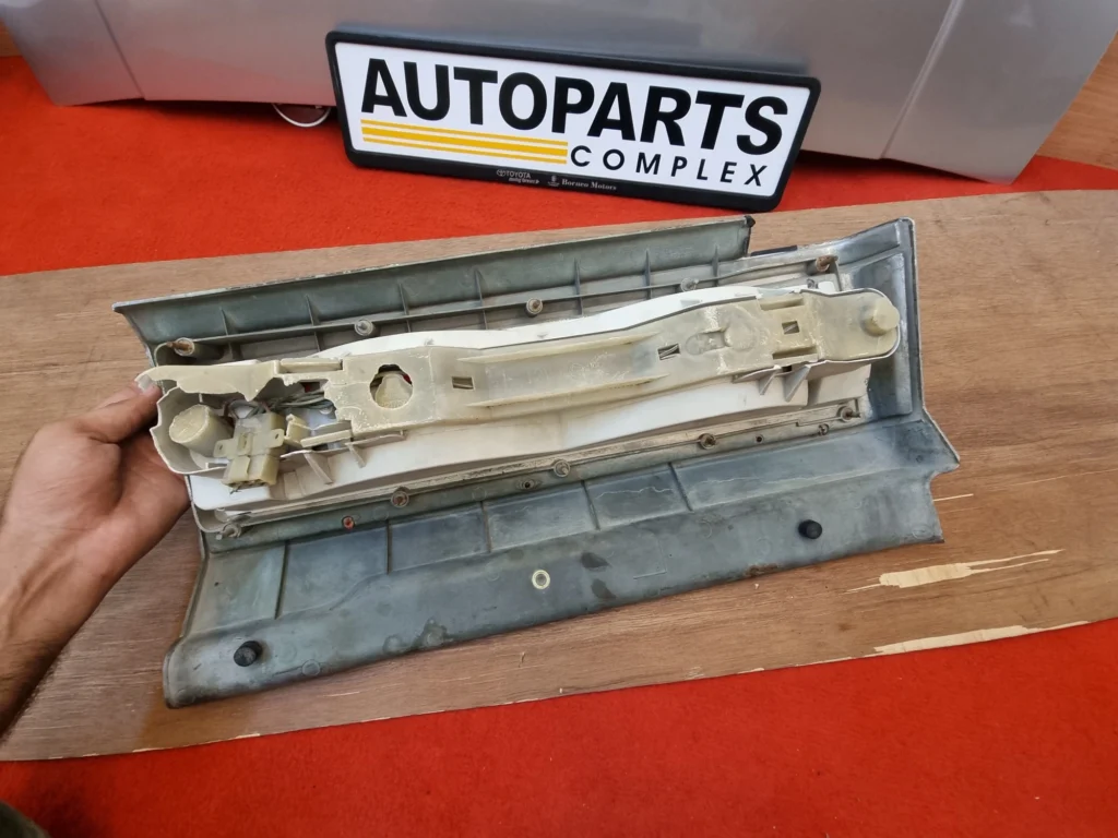 Toyota crown MS110 MS112 GS110 tail light left side 7