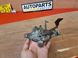 1980-83 Corolla te72 ae71 ke70 LHD bonnet latch striker lock1