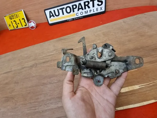 1980-83 Corolla te72 ae71 ke70 LHD bonnet latch striker lock2