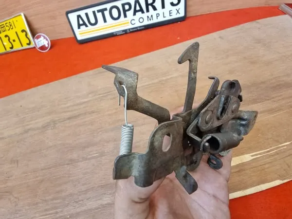 1980-83 Corolla te72 ae71 ke70 LHD bonnet latch striker lock3