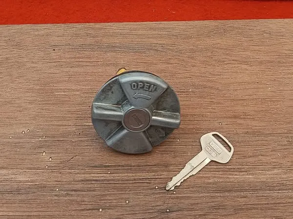 Corolla 1971 - 1974 ke20 ke25 te27 fuel cap lock 4
