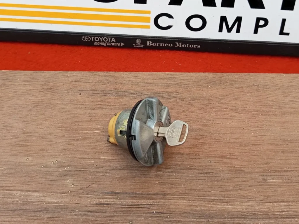 Corolla 1971 - 1974 ke20 ke25 te27 fuel cap lock 5