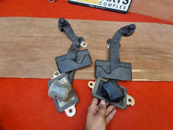 Corolla 1979 ke55 ke36 ke30 front seat belts3