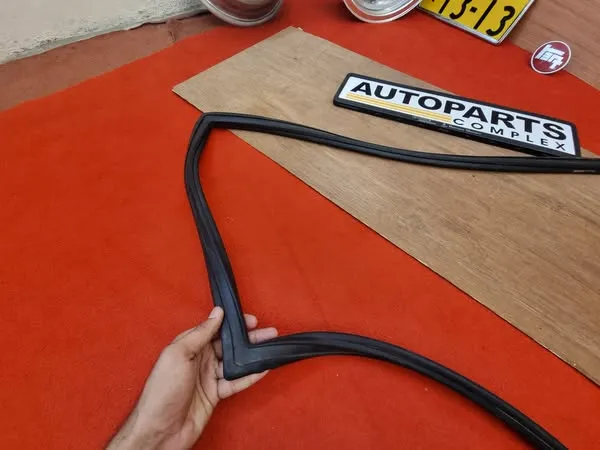 Corolla Ae92 wagon 1988 - 1991 wagon rear windshield rubber seal4