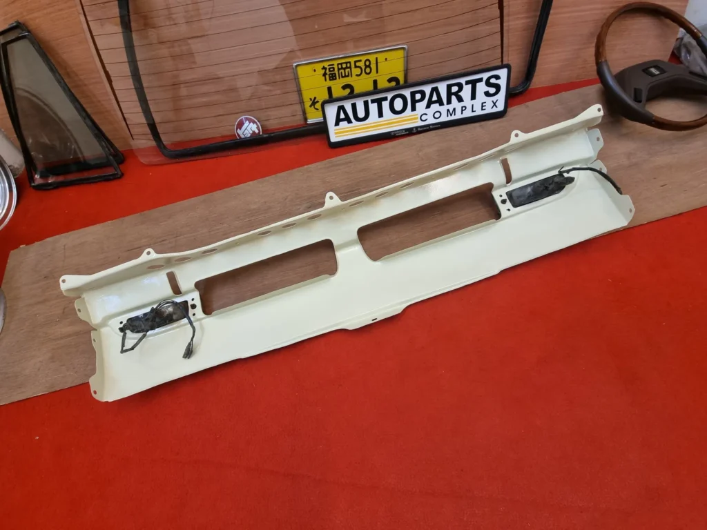 Corolla 1971-74 Ke20 Te27 Ke25 Te21 front apron valance with indicators 6