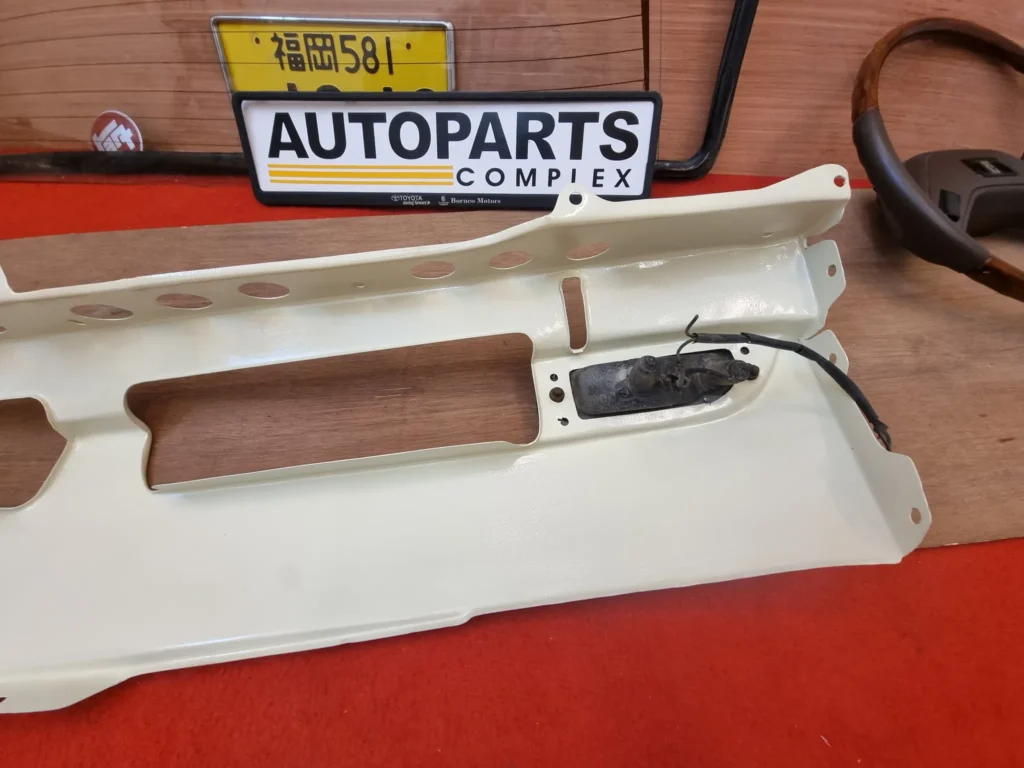 Corolla 1971-74 Ke20 Te27 Ke25 Te21 front apron valance with indicators 7