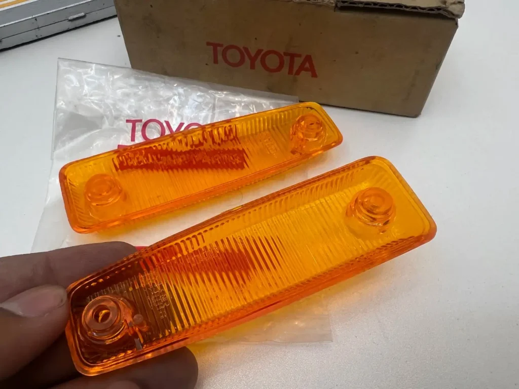 Corolla 1975 - 1979 Ke30 ke35 ke36 fender indicator lenses NOS OEM (1)
