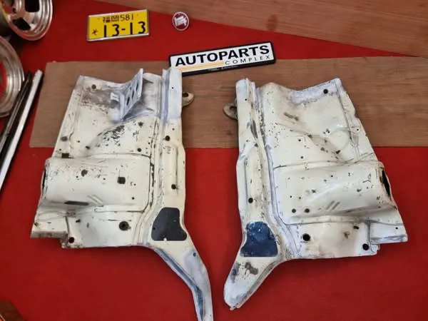 Corolla 1980-83 front inner fender aprons pair 2