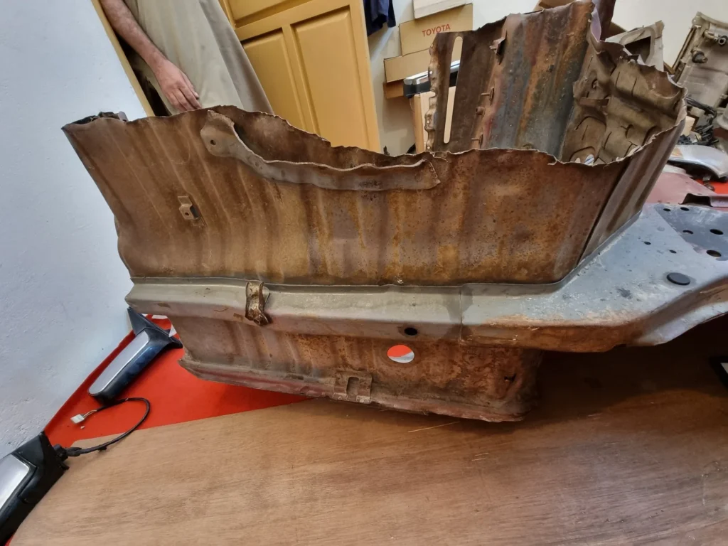 Corolla 1980-83 inner fender apron left side 10