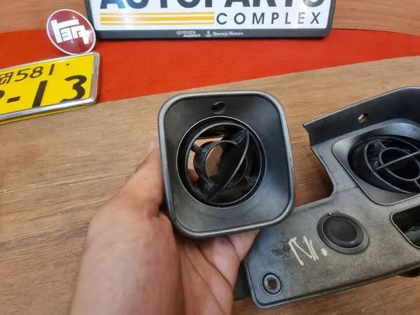 Hilux pickup 1979-83 AC side vents 2